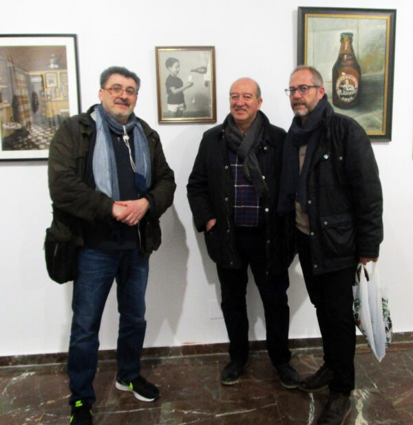 En la exposición ART-CÁZAR junto a Antonio Garrido y Juan Carlos Contreras, participantes de la exposición.