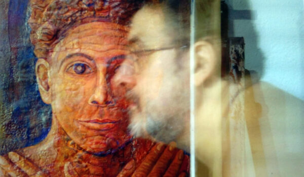 Jugando en el estudio con mi perfil y el cuadro "Rostro Sereno".