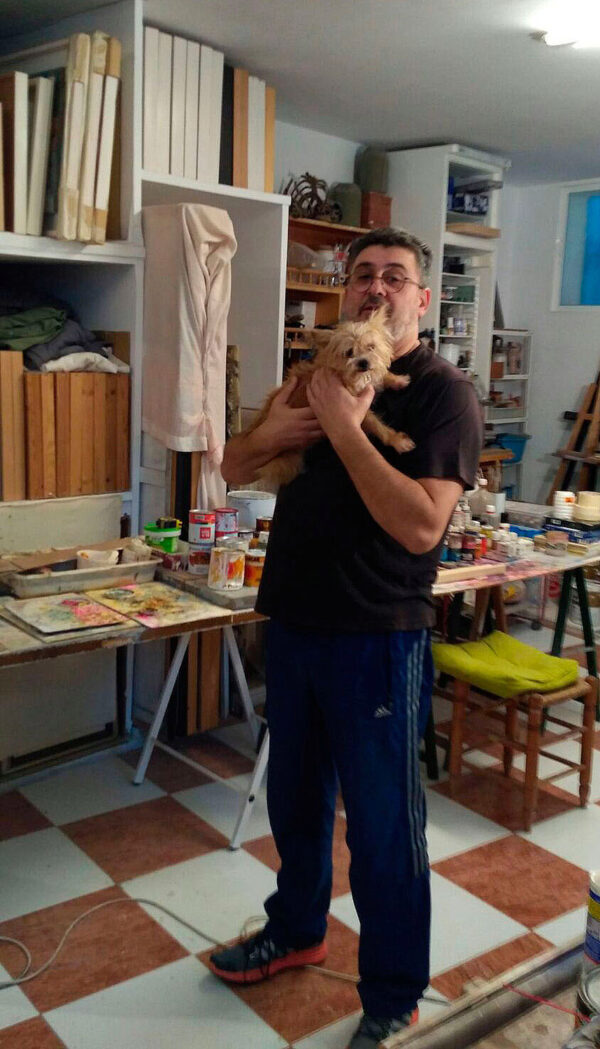 En el estudio "LA COLINA" con la perrita Lili.