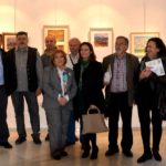 DAR CON ARTE. Exposición para recaudar fondos para los niños enfermos de cáncer de la asociación Pídeme La Luna de Jaén. Realizada en la Sala de exposiciones de Cajasur de Jaén. En la foto en el día de la inauguración de la exposición junto a artistas, organizadores y políticos. Abril de 2014.