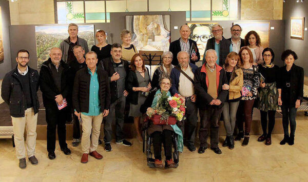 Exposición homenaje a la trayectoria de Dolores Montijano, en el Convento de Capuchinos de Alcalá la Real. Foto de artistas participantes en el homenaje, en el centro la artista Dolores Montijano.