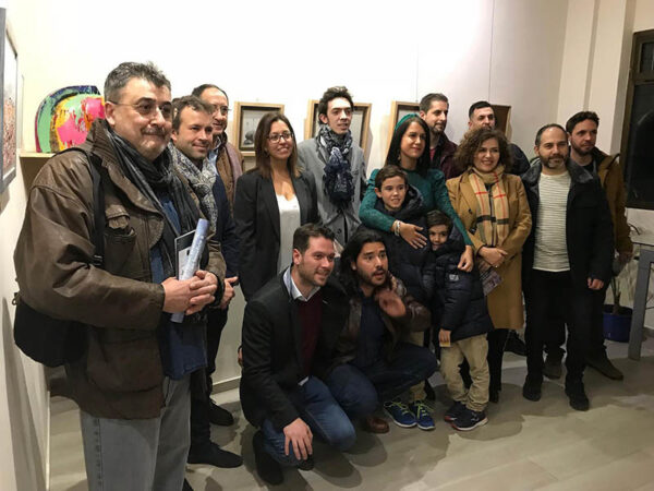 En la exposición de Manos Unidas de carácter benéfico en la Galería de Arte Azur de la capital, junto a artistas participantes en la muestra. Diciembre de 2019.