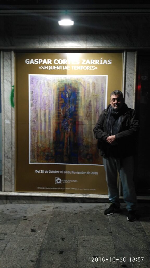 El Autor delante del Cartel en la entrada de la Exposición. El Autor delante del Cartel en la entrada de la Exposición.