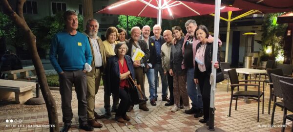 Autores y artistas de la exposición "REENCUENTRO". Posado en un momento de convivencia.