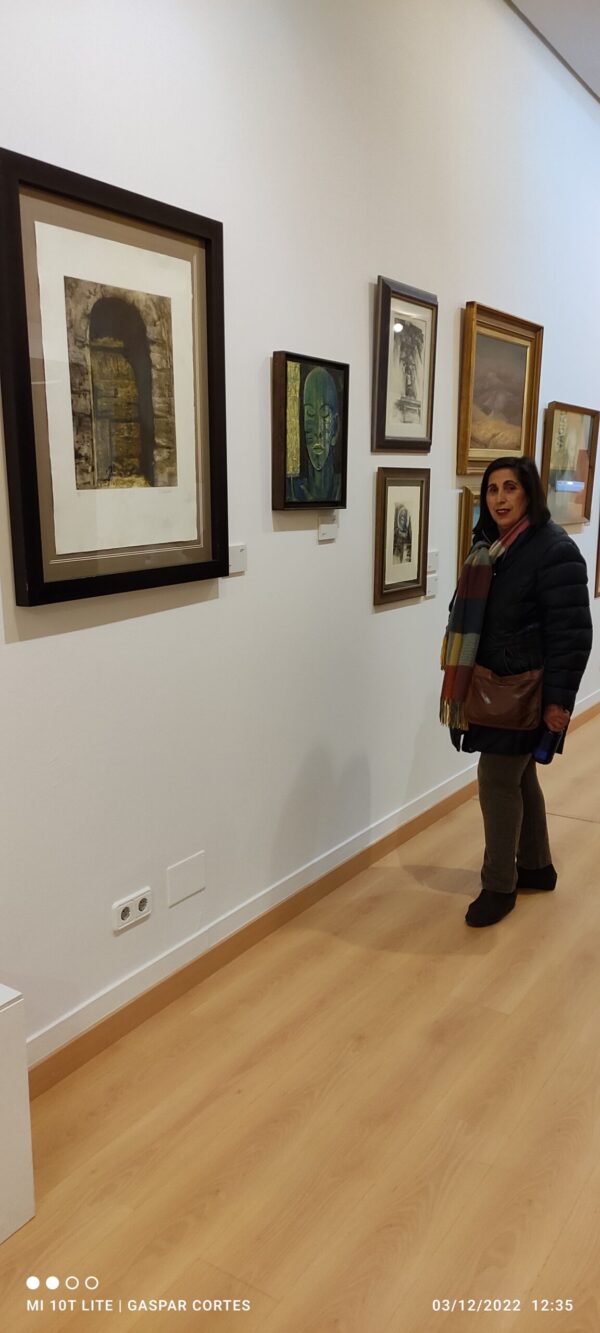 «125 años. Escuela de Arte José Nogué: PASADO, PRESENTE, FUTURO» Exposición en las Salas Temporales del Museo Provincial de Jaén. Noviembre- diciembre de 2022. Paqui posando junto a la obra que presento.