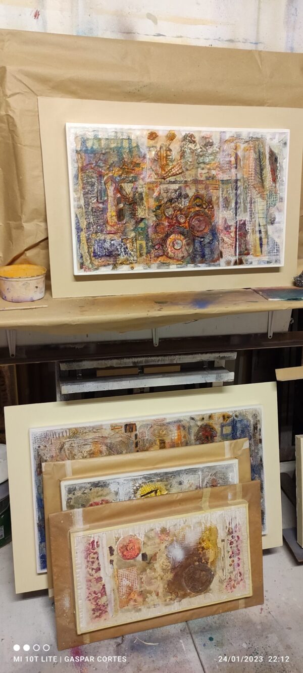 Mi obra "BREVE SECUENCIA VI / PAISAJE OLVIDADO" en el caballete en el estudio junto a obras inacabadas.