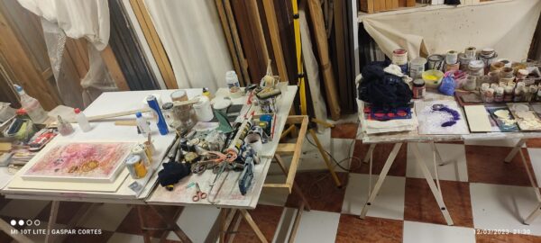 La obras "BREVE SECUENCIA IV / PAISAJE ACARMINADO" en proceso de trabajo en el estudio.