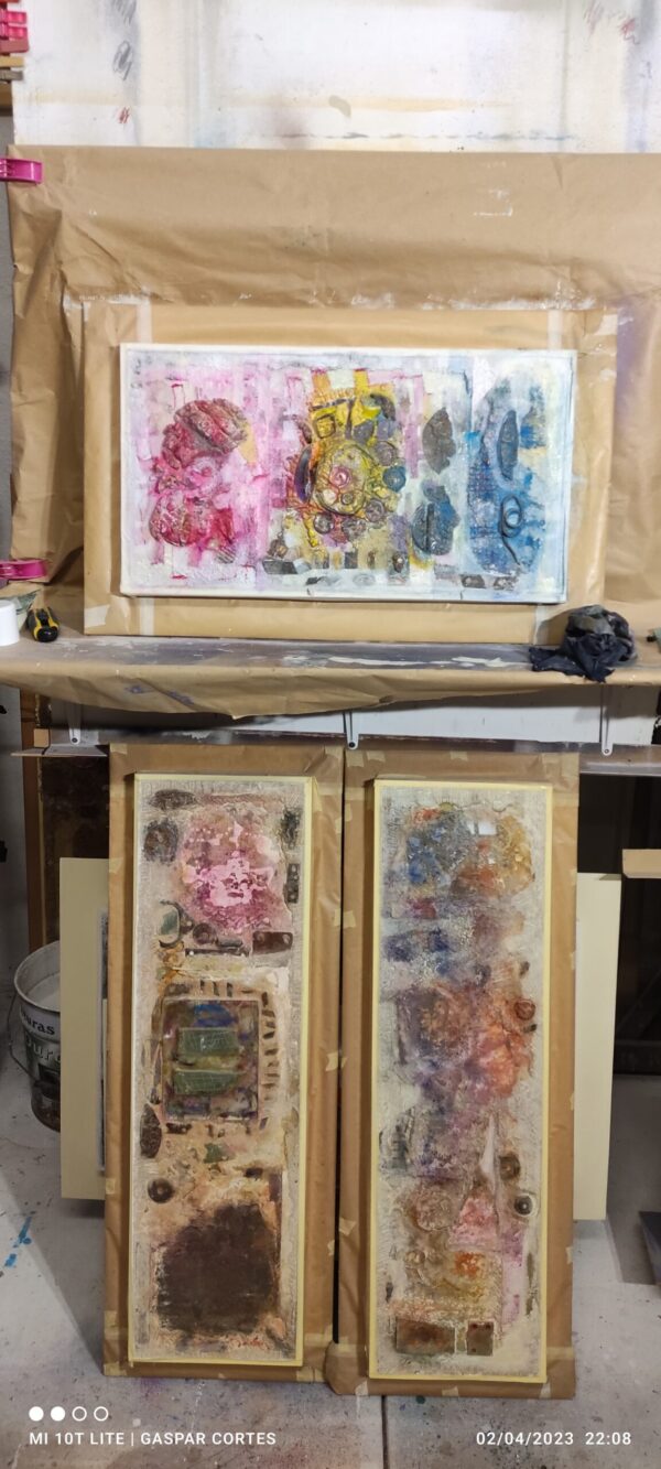 La obra "BREVE SECUENCIA V / CORAZAS PRIMARIAS" en el estudio en el caballete junto a otras obras inacabadas.